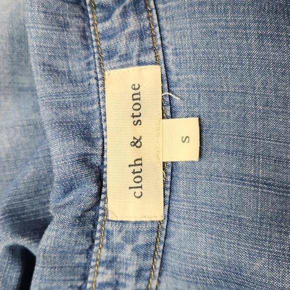 🌿 Cloth & Stone Blue Chambray Distressed High-Low Button Down, Size S ~ EUC - Picture 6 of 8